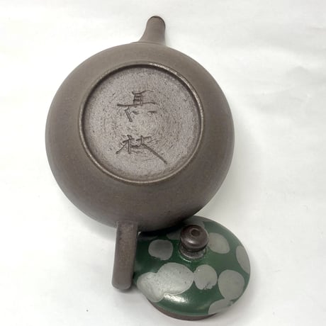 甚秋  伊藤成二  Jinshu  Seiji Ito  焼き締め 緑水玉印籠蓋 後手急須 　ST0360