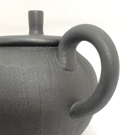 甚秋  伊藤成二  Jinshu  Seiji Ito  黒 印籠蓋 後手急須 　ST0324