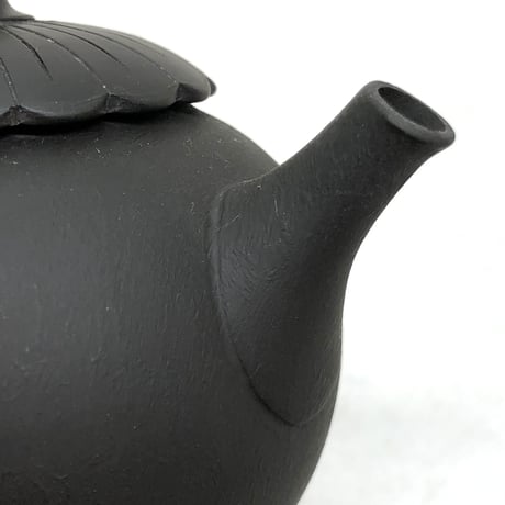 都築青峰 Seiho Tsuzuki 黒 菊型印籠蓋 後手急須　ST0484