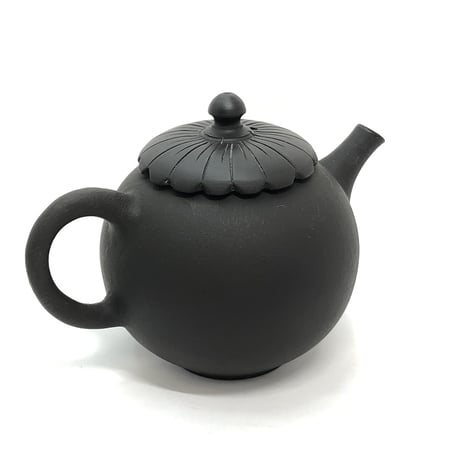 都築青峰 Seiho Tsuzuki 黒  菊型印籠蓋 後手急須　ST0358