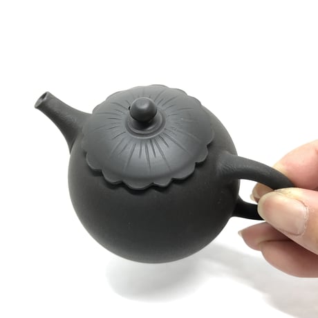 都築青峰 Seiho Tsuzuki 黒 菊型印籠蓋 後手急須　ST0292