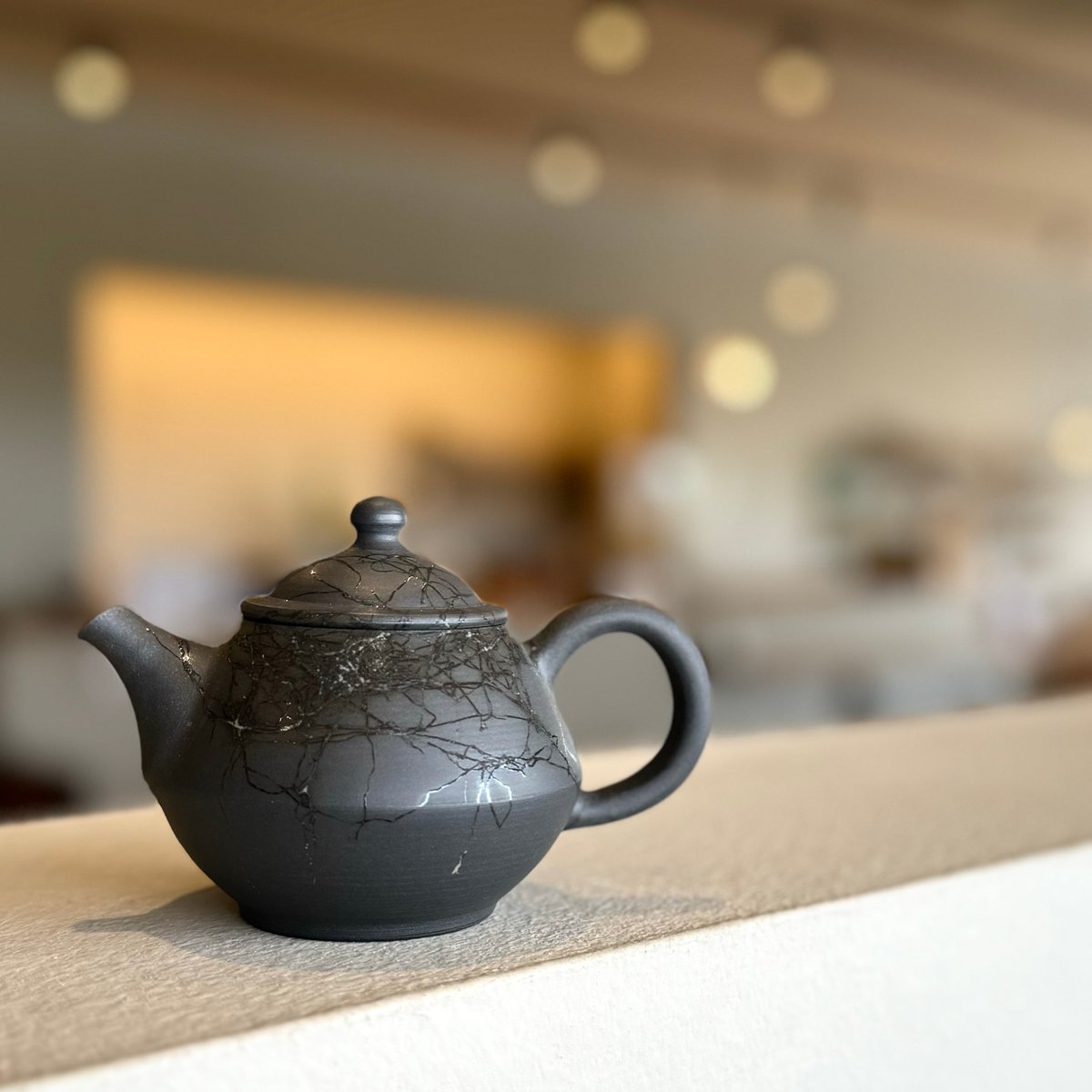茶色と黒の模様 陶器の壺 木箱付き 茶色と黒の模様