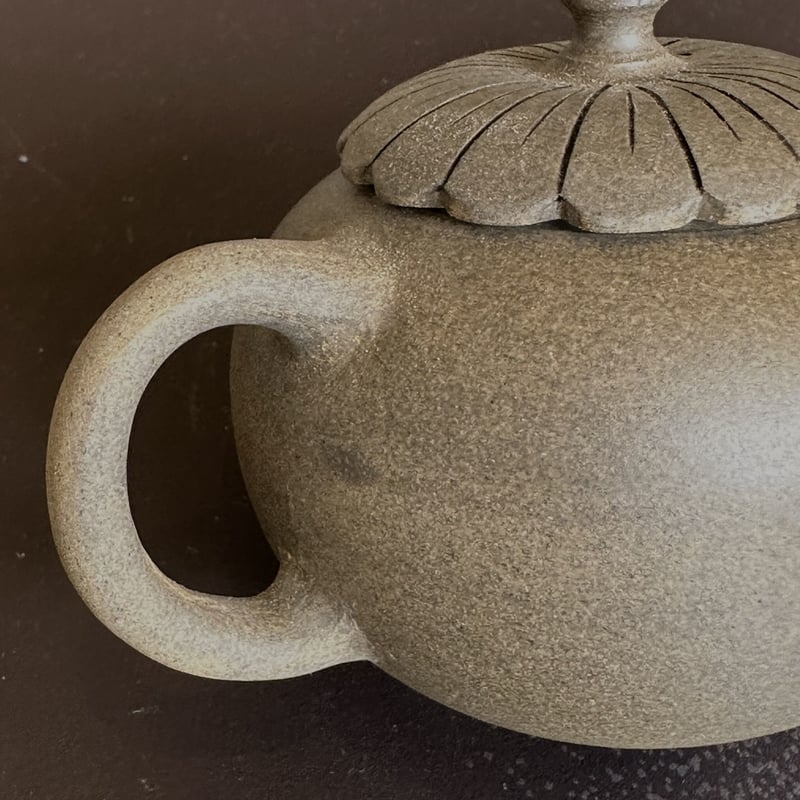 都築青峰 Seiho Tsuzuki 焼き締め 菊型印籠蓋 後手急須 ST0642