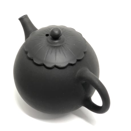 都築青峰 Seiho Tsuzuki 黒 菊型印籠蓋 後手急須　ST0292
