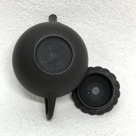 都築青峰 Seiho Tsuzuki 黒 菊型印籠蓋 後手急須　ST0484