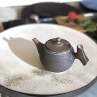 前川淳蔵 Junzo Maekawa 黒金彩 印籠蓋 後手急須　ST0403