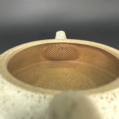 甚秋  伊藤成二  Jinshu  Seiji Ito  白 牡蠣殻掛け 後手急須 　ST0723