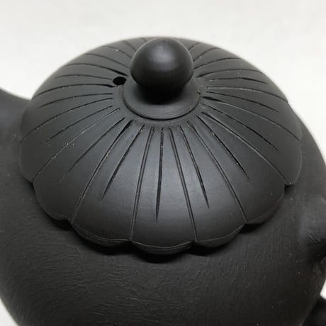 都築青峰 Seiho Tsuzuki 黒 菊型印籠蓋 後手急須　ST0484