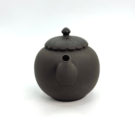 都築青峰 Seiho Tsuzuki 黒 菊型 印籠蓋 後手急須　ST1035