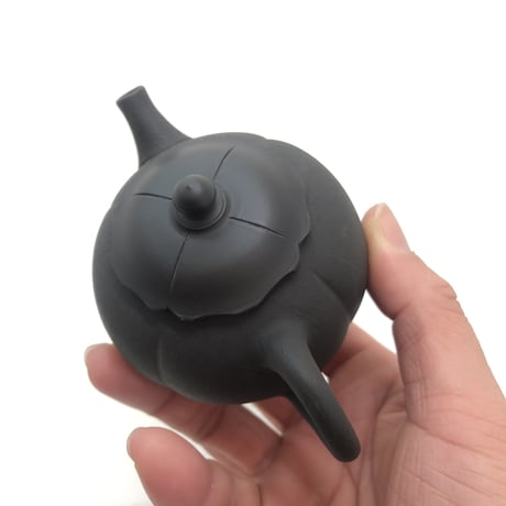 都築青峰 Seiho Tsuzuki 黒  柿型印籠蓋 後手急須　ST0378