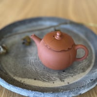 都築青峰 Seiho Tsuzuki 朱泥  柿型印籠蓋 後手急須　ST0641