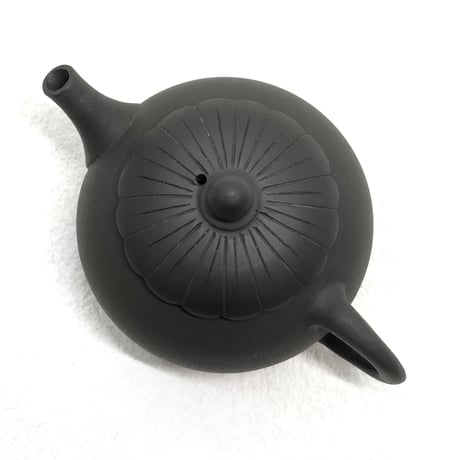 都築青峰 Seiho Tsuzuki 黒 菊型印籠蓋 後手急須　ST0484