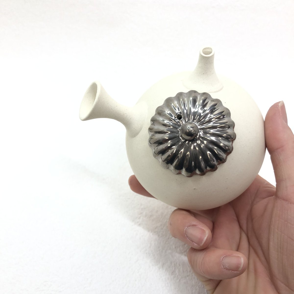 都築豊 Yutaka Tsuzuki 菊蓋 白急須 白金 ST0483 | TOKONAME 都築豊 Yutaka Tsuzuki 菊蓋 白急須 白金 ST0483 | TOKONAME