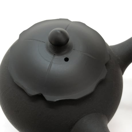 都築青峰 Seiho Tsuzuki 黒 印花 柿型印籠蓋 急須　ST0347