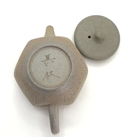 甚秋  伊藤成二  Jinshu  Seiji Ito  白泥窯変 六角 嵐絞り紋 後手急須 　ST0294