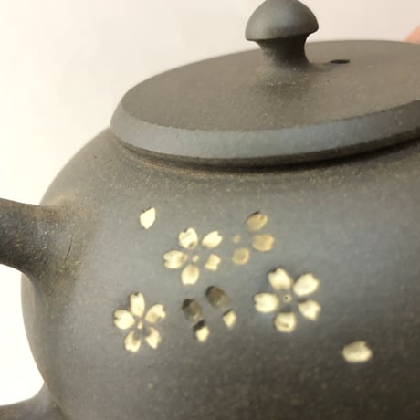 都築青峰 Seiho Tsuzuki 焼き締め 桜印花 印籠蓋 後手急須　ST0071