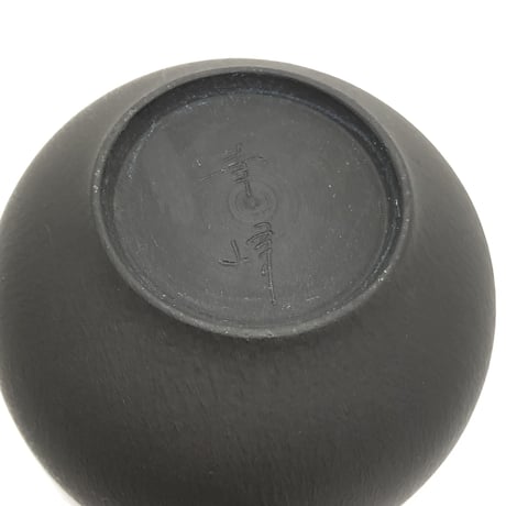 都築青峰 Seiho Tsuzuki 黒 菊型印籠蓋 後手急須　ST0292