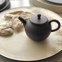 甚秋  伊藤成二  Jinshu  Seiji Ito  黒 牡蠣殻掛け 印籠蓋 後手急須 　ST0407