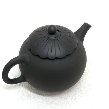 都築青峰 Seiho Tsuzuki 黒 菊型印籠蓋 後手急須　ST0484