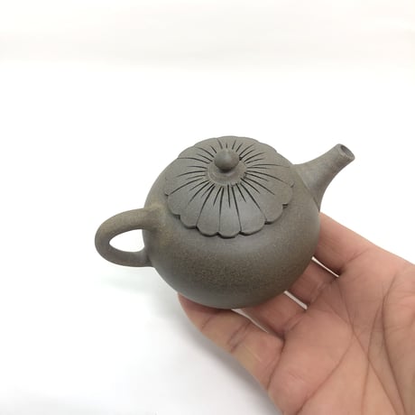 都築青峰 Seiho Tsuzuki 焼き締め  菊型印籠蓋 後手急須　ST0359