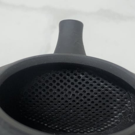 都築青峰 Seiho Tsuzuki 黒  柿型印籠蓋 後手急須　ST0378