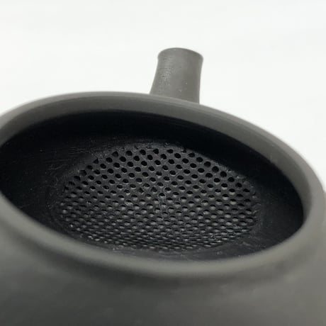 都築青峰 Seiho Tsuzuki 黒 菊型印籠蓋 後手急須　ST0292