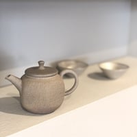 甚秋  伊藤成二  Jinshu  Seiji Ito  白泥窯変 六角 嵐絞り紋 後手急須 　ST0294