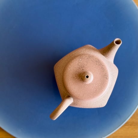 送料無料　甚秋陶苑　伝統工芸士　伊藤成ニ作　紅葉文彫り茶器　未使用品 常滑焼 甚秋陶苑(伊藤成二)作 黒泥嵐絞り茶壺 [東山堂煎茶器店