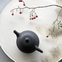 都築青峰 Seiho Tsuzuki 黒  菊型印籠蓋 後手急須　ST0358