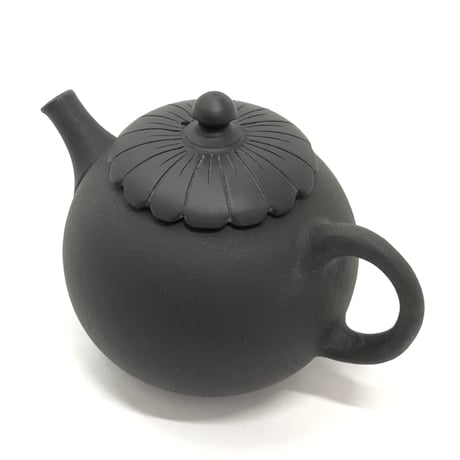 都築青峰 Seiho Tsuzuki 黒  菊型印籠蓋 後手急須　ST0358