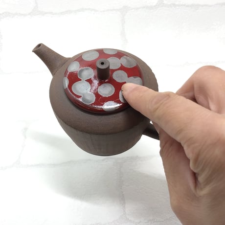甚秋  伊藤成二  Jinshu  Seiji Ito  焼き締め 赤水玉印籠蓋 後手急須 　ST0370