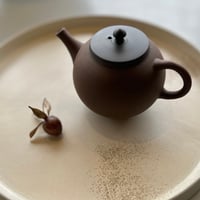 都築青峰 Seiho Tsuzuki 烏泥 黒印籠蓋 後手急須　ST0664