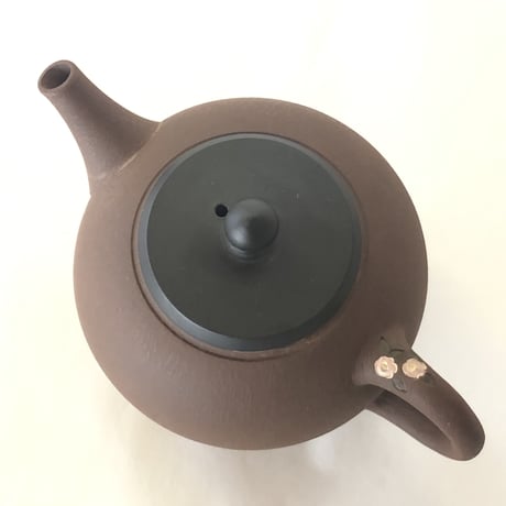 都築青峰 Seiho Tsuzuki 烏泥 椿印花 黒印籠蓋 後手急須　ST0075