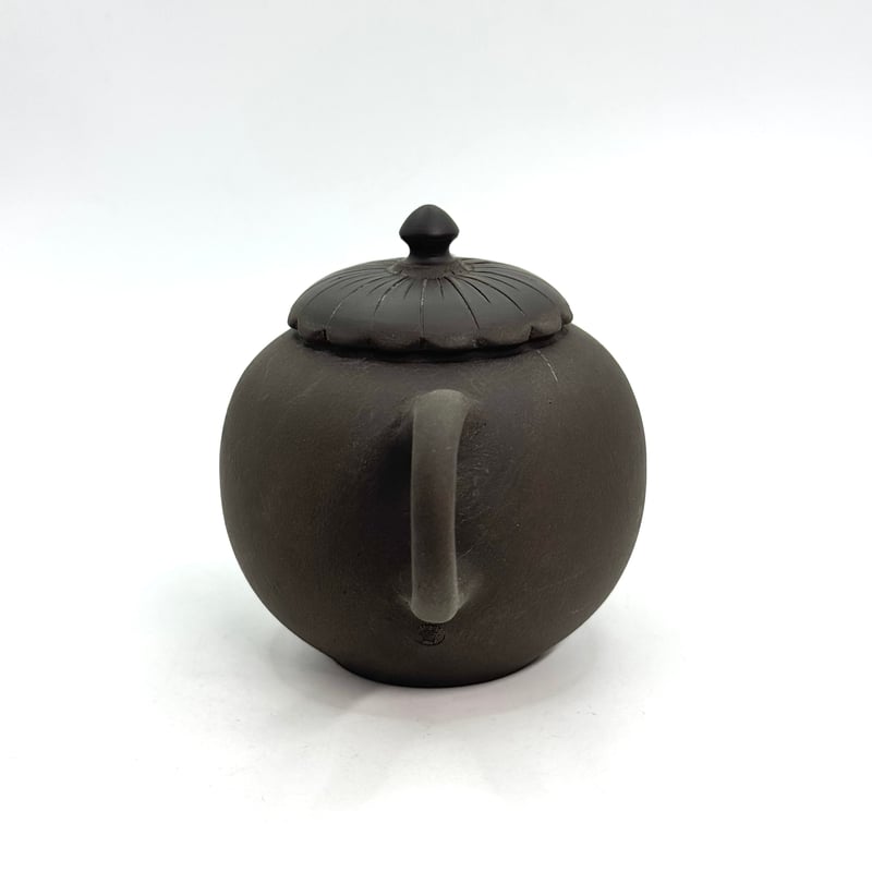 都築青峰 Seiho Tsuzuki 黒 菊型 印籠蓋 後手急須 ST1035 | TOKON