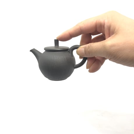 甚秋  伊藤成二  Jinshu  Seiji Ito  黒 印籠蓋 後手急須 　ST0324