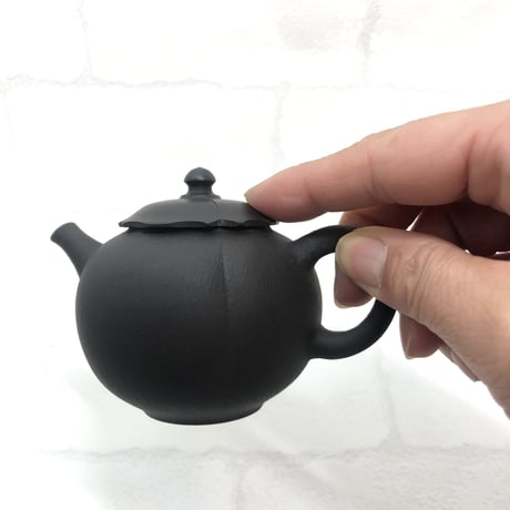都築青峰 Seiho Tsuzuki 黒  柿型印籠蓋 後手急須　ST0378