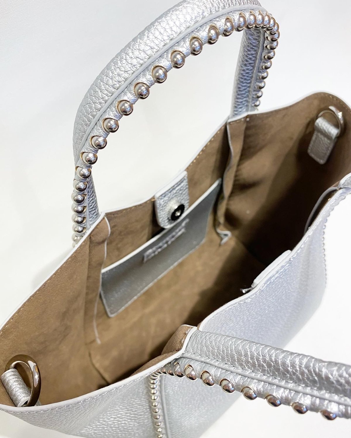 スタッズ付きシルバーハンドバッグ スタッズ付きハンドバッグ | Asamibag