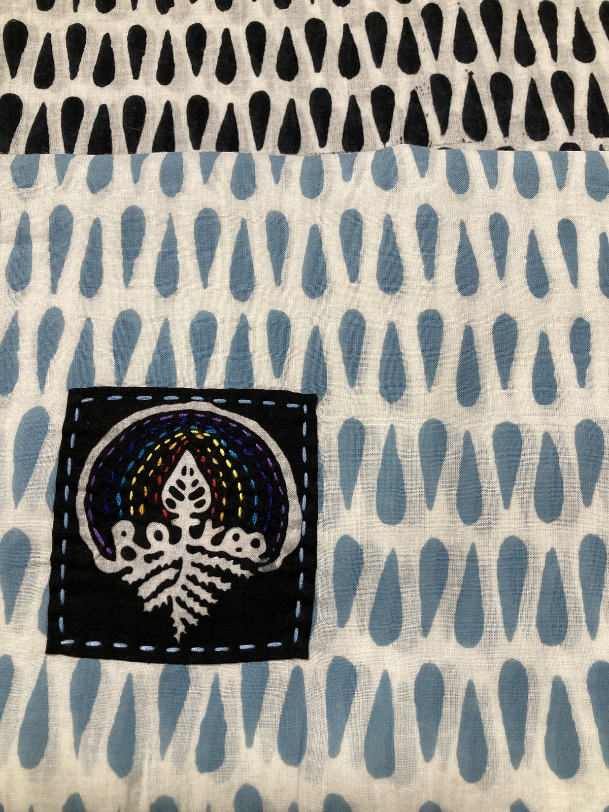 BINhouseのSILK手描きろうけつ染めスカ一フ BINhouseのSILK手描きろうけつ染めスカ一フ BINhouseのSILK