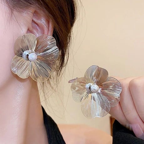 Metal Openwork Flower Pierce