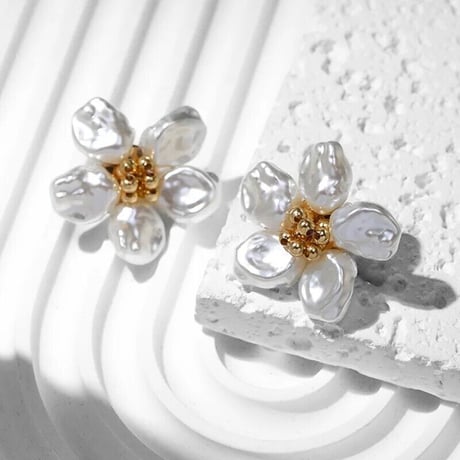 Baroque Pearl Flower Pierce