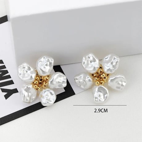 Baroque Pearl Flower Pierce