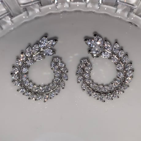 Crystal Leaf Pierce