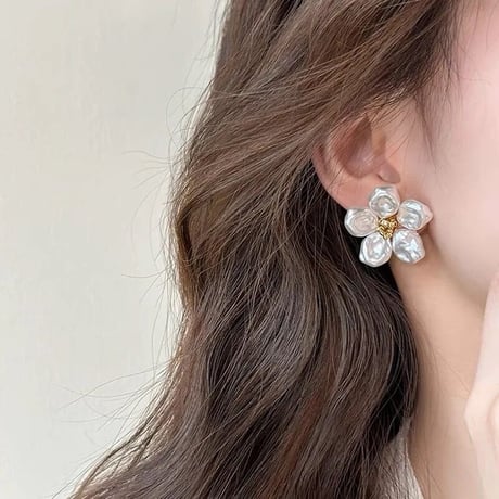 Baroque Pearl Flower Pierce