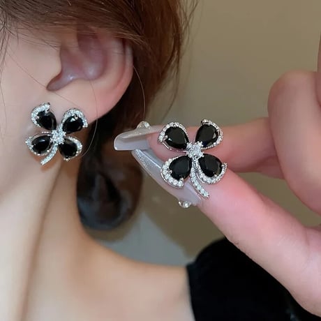 Lucky Black Clover Pierce