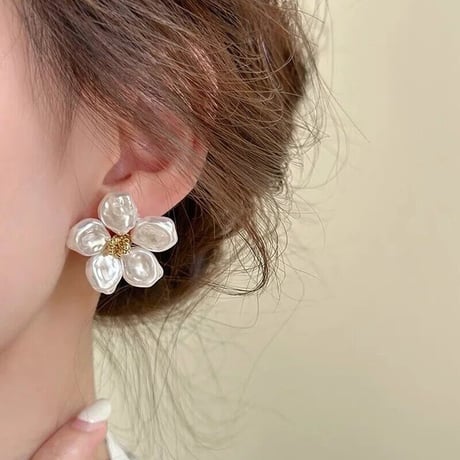 Baroque Pearl Flower Pierce