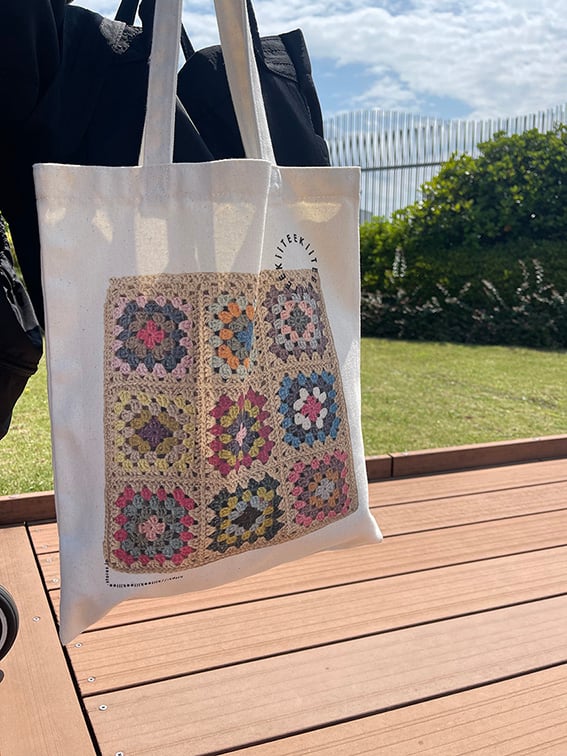 UNDERCOVER グラフィックプリントトートバッグ グラニープリントトートバッグ＆巾着 | KiiTEEKiiTEEKiiTEE