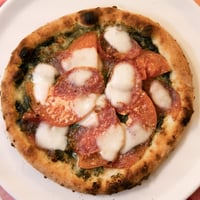 薪焼きピッツァ：ミラノサラミとバジルたっぷりソースのピッツァ【ジェノベーゼ】