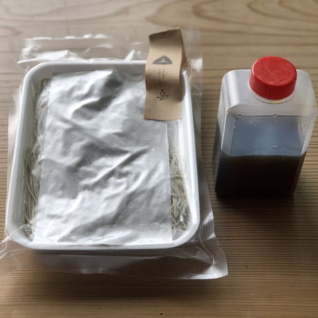 【特別な日のギフト】　手打ち生そば2人前＋自家製竹細工そばざる＋有田焼そば猪口、徳利＋竹箸
