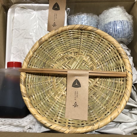 【特別な日のギフト】　手打ち生そば2人前＋自家製竹細工そばざる＋有田焼そば猪口、徳利＋竹箸
