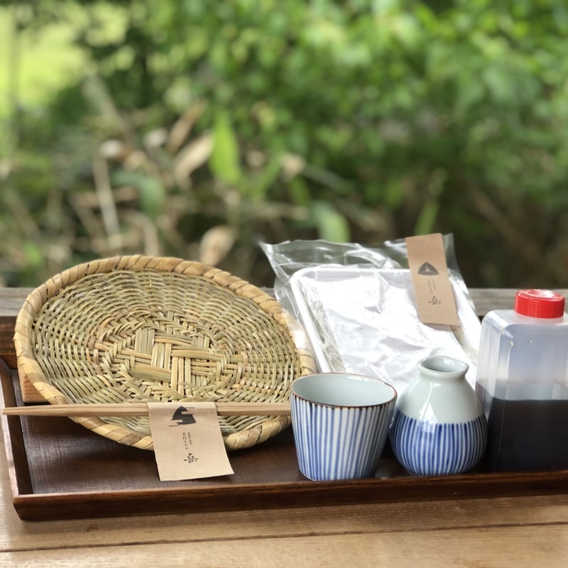 特別な日のギフト】 手打ち生そば2人前＋自家製竹細工そばざる＋有田焼